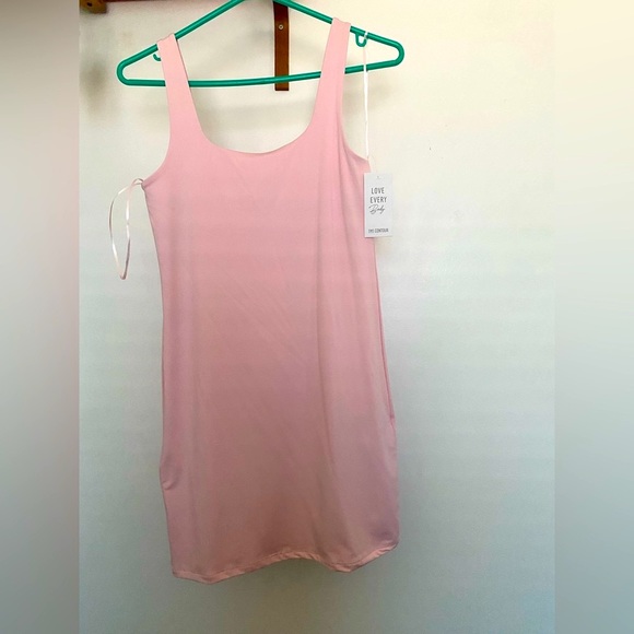 Light pink dress contour size medium - Picture 2 of 5